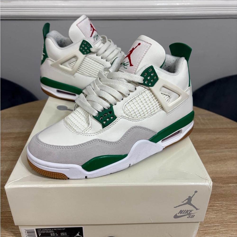 Air Jordan 4 Retro x Nike SB Pine Green Sneakers